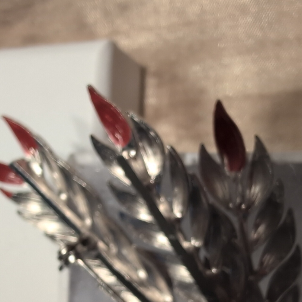 Elegant Silver Leaf Brooch - Picture 3 of 4